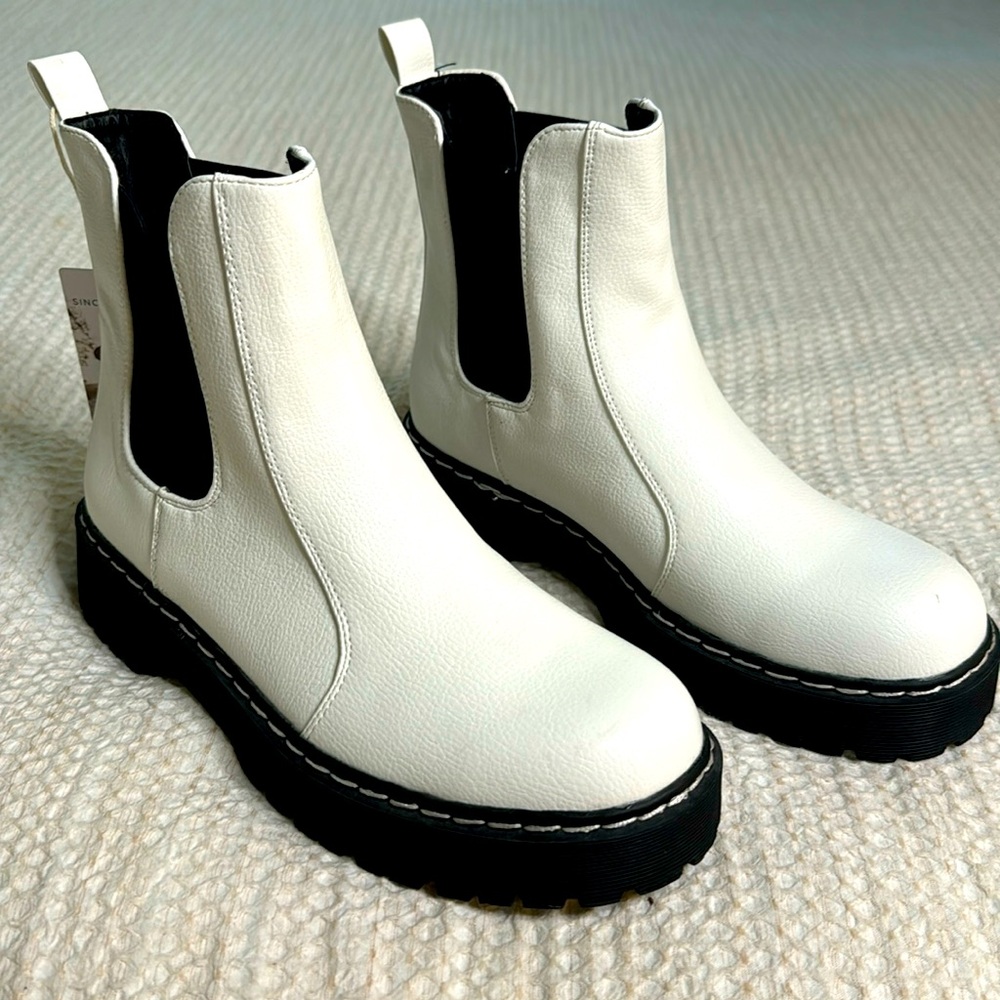 NWT Sincerely Jules White Chelsea Boots Size 7.5
